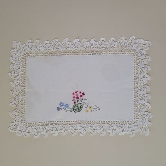 Vintage Embroidered Crochet Edged Doily Table Vanity Dresser Linen - Picture 1 of 7